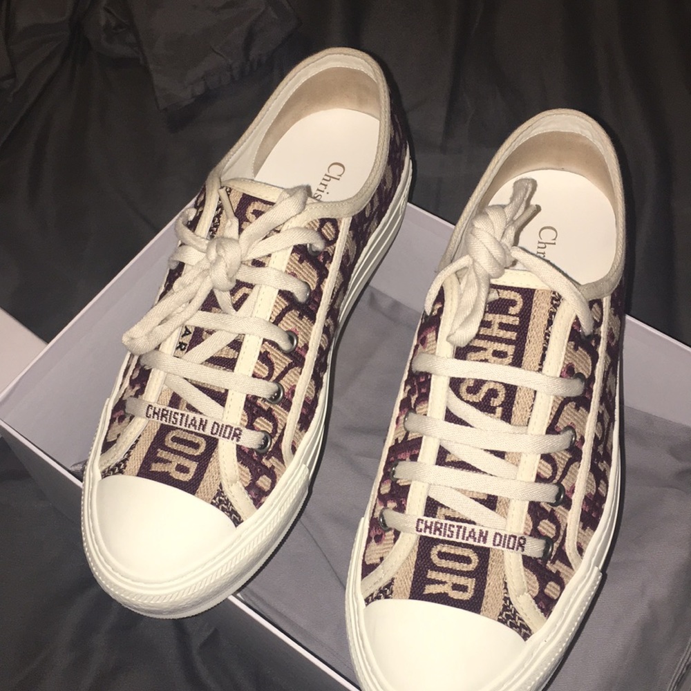 Authentic walk’N’  Dior Sneakers comes with box